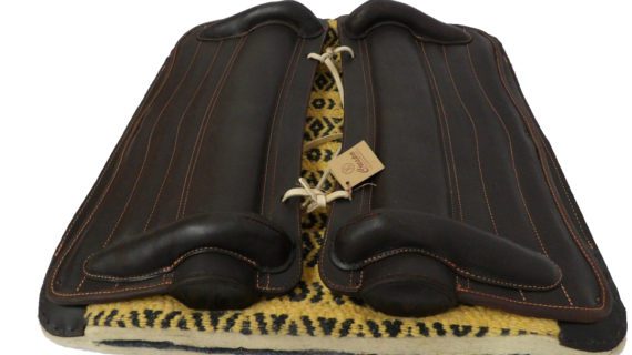 Recadito armado de vaqueta con mandil de lana cocido