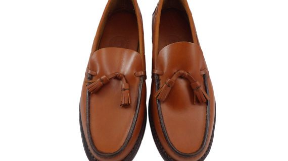 Mocasín clásico doble suela con pompón suela