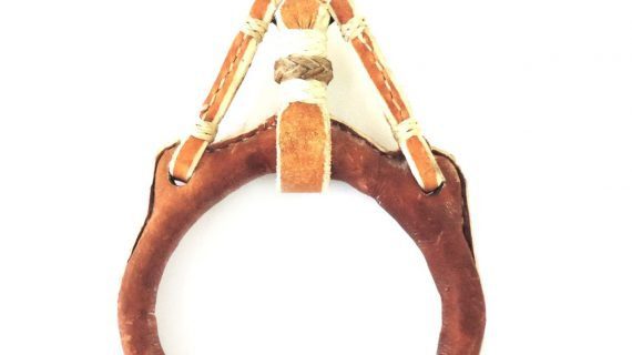 Estribos tipo pata de gallo de cuero crudo