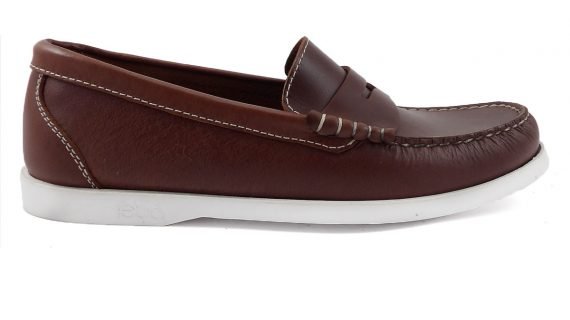 Mocasín clásico marrón con fondo de goma