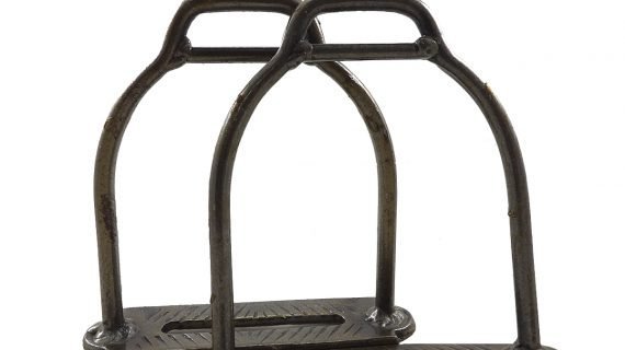 Estribos de hierro pulido medianos