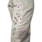 Bombacha de gabardina beige bordada para dama - Image 2