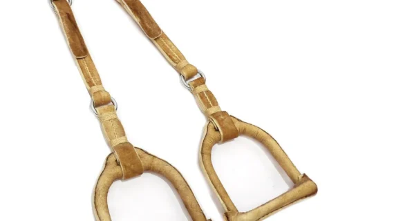 Estribos de hierro forrados con estriberas de cuero crudo