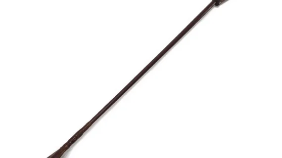 Fusta para salto de cuero con botón trenzado