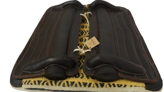 Recadito armado de vaqueta con mandil de lana cocido