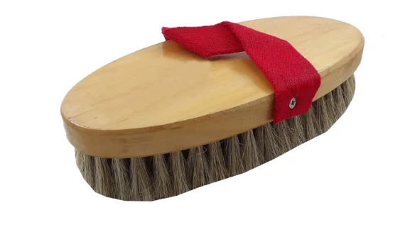 Cepillo de cerda con tapa de madera
