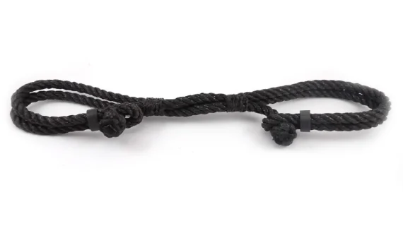 Maneas retorcidas de hilo negro