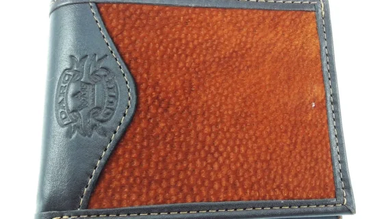 Billetera de cuero de carpincho con volante