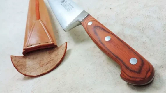 Cuchillo de asador, cabo de madera, vaina de suela artesanal