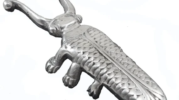 Sacabotas de aluminio con forma de escarabajo