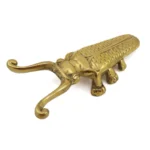 Sacabotas de bronce con forma de escarabajo