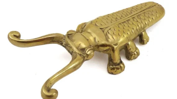 Sacabotas de bronce con forma de escarabajo