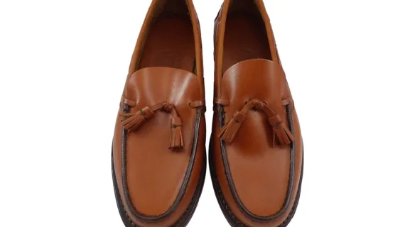 Mocasín clásico doble suela con pompón suela