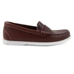 Mocasín clásico marrón con fondo de goma