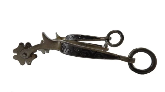 Espuelas de hierro pulido modelo criolla trébol con garra
