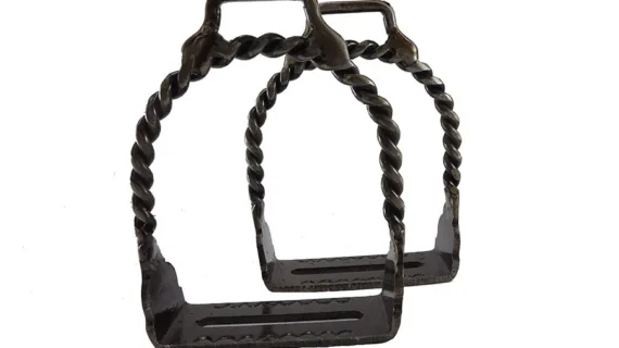 Estribos de hierro pulido modelo criollo retorcido