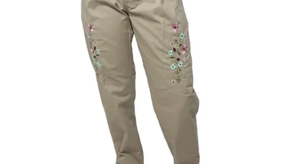 Bombacha de gabardina beige bordada para dama