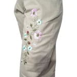 Bombacha de gabardina beige bordada para dama - Image 2