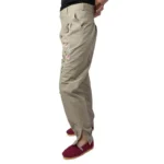 Bombacha de gabardina beige bordada para dama - Image 3