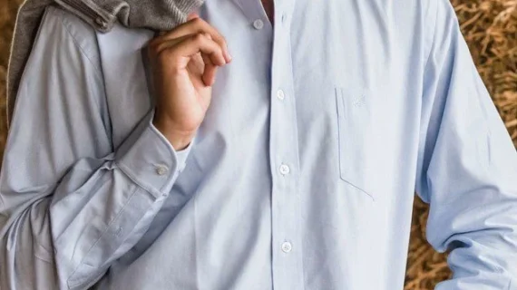 Camisa tela Oxford lisa celeste para hombre