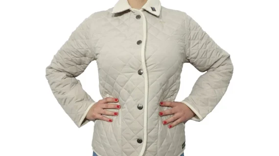 Campera de dama matelasseada de microfibra color crudo