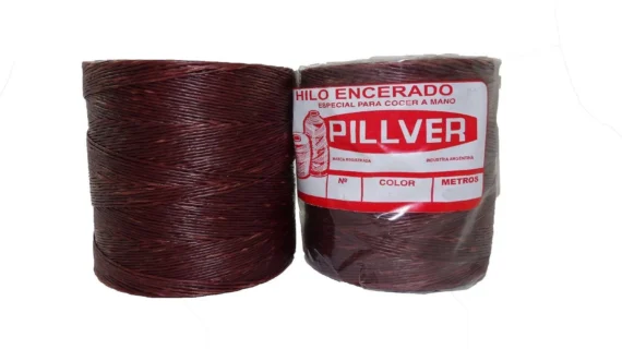Hilo de nylon encerado color marrón bobina grande marca Pillver.
