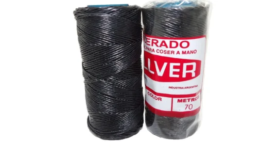 Hilo de nylon encerado color negro bobina chica marca Pillver