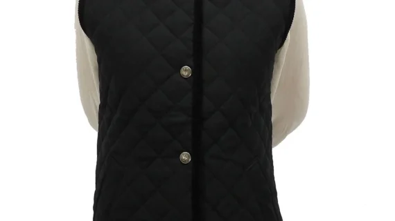 Chaleco de dama matelasse negro con broche