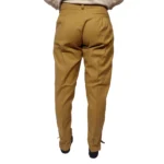 Bombacha de gabardina elastizada camel para dama - Image 3