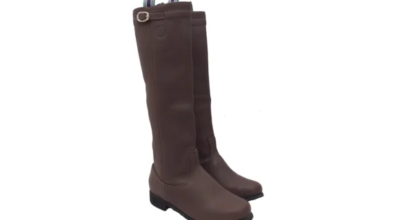 Botas de cuero caña larga blanda con hebilla marrón