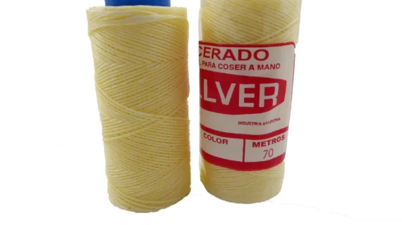 Hilo de nylon encerado color crudo bobina chica marca Pillver